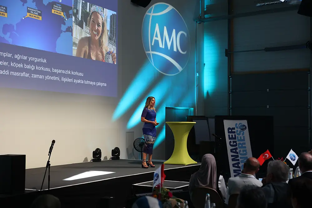 Deniz Kayadelen als Keynote-Speakerin auf einer Bühne vor Publikum