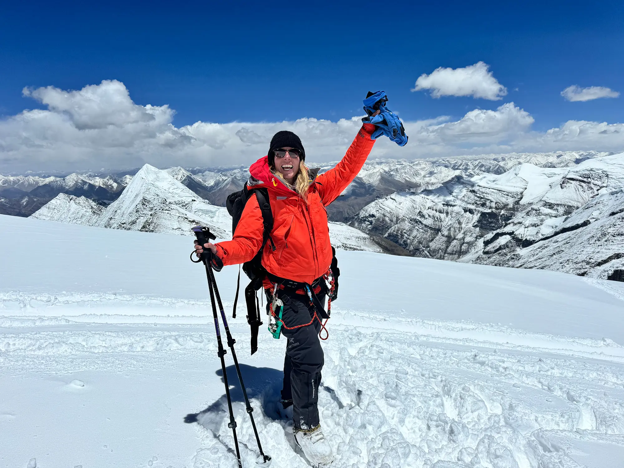 Deniz Kayadelen steht auf einem mit Schnee bedeckten Berg. Im Hintergrund sieht man den klaren Himmel und eine viele weitere Schneeberge.
