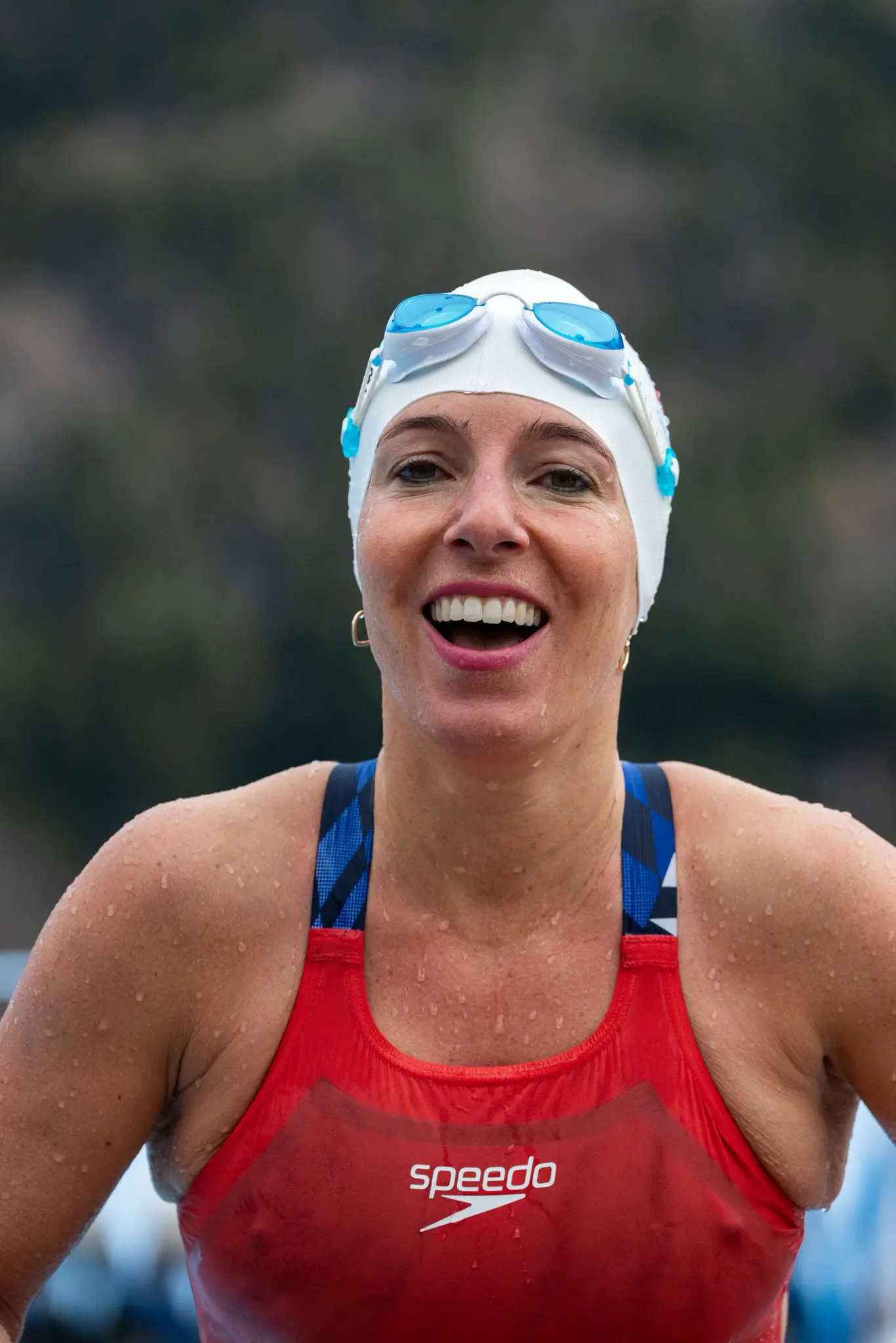 Nahaufnahme von Deniz Kayadelen in einem roten Schwimmanzug mit weißer Kappe.